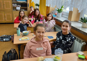 Uczniowie pokazują swoje zdrowe śniadanie